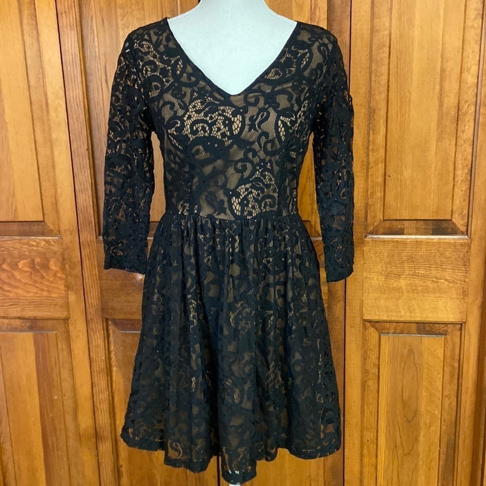 Pinky Lined Black Lace V-Neck Long-sleeved Skater Dress Small